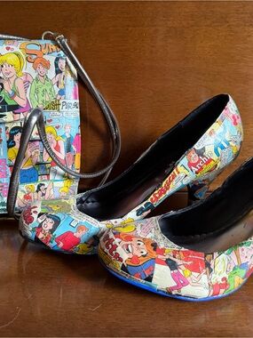 Archie Comic Print Round-Toe Women's Pumps -